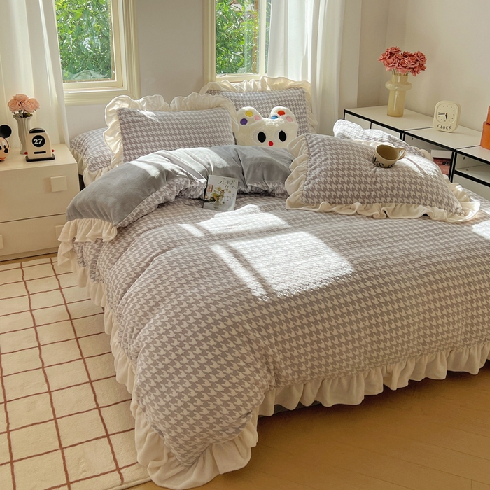 91家纺网 家纺一手货源 找家纺 轻奢坊 2025新款牛奶绒千鸟格烂花花边款四件套-场景二 奶酪灰