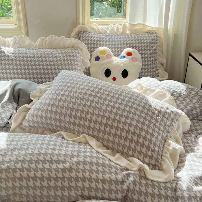 91家纺网 家纺一手货源 找家纺 轻奢坊 2025新款牛奶绒千鸟格烂花花边款四件套-场景二 奶酪灰