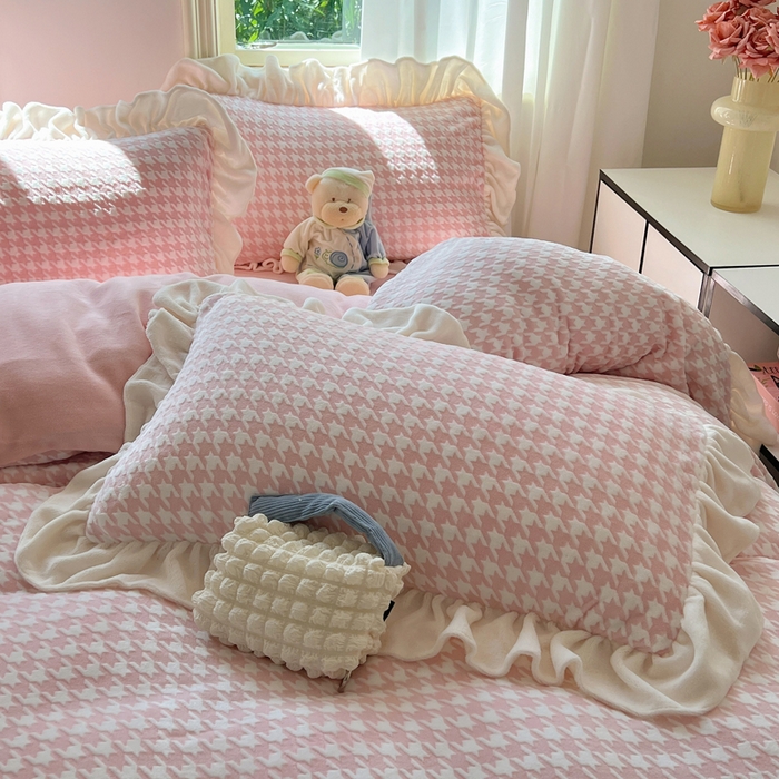 91家纺网 家纺一手货源 找家纺 （总）轻奢坊 2025新款牛奶绒千鸟格烂花花边款四件套-场景二