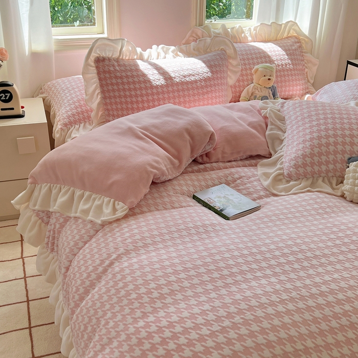 91家纺网 家纺一手货源 找家纺 （总）轻奢坊 2025新款牛奶绒千鸟格烂花花边款四件套-场景二