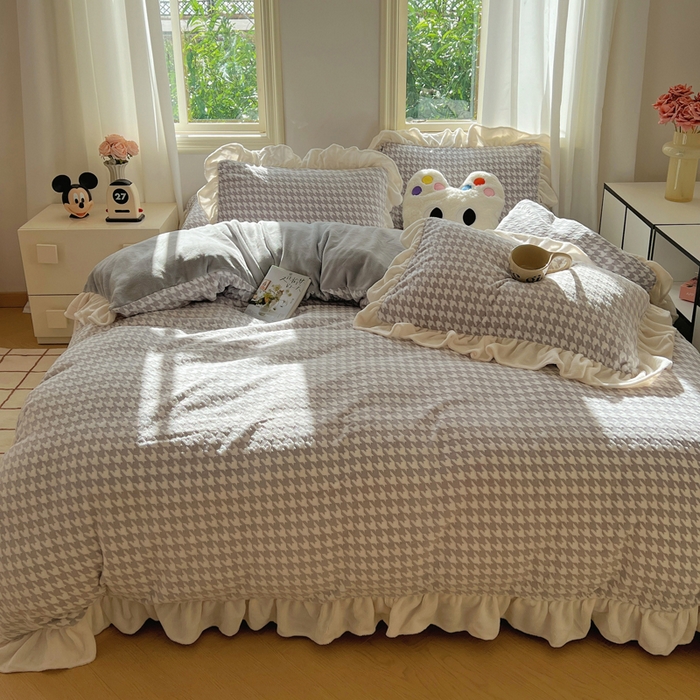 91家纺网 家纺一手货源 找家纺 轻奢坊 2025新款牛奶绒千鸟格烂花花边款四件套-场景二 奶酪灰