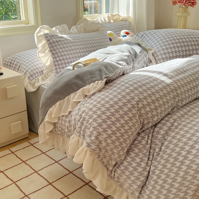 91家纺网 家纺一手货源 找家纺 轻奢坊 2025新款牛奶绒千鸟格烂花花边款四件套-场景二 奶酪灰