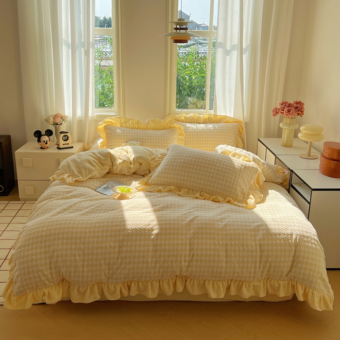 91家纺网 家纺一手货源 找家纺 轻奢坊 2025新款牛奶绒千鸟格烂花花边款四件套-场景二 樱花黄