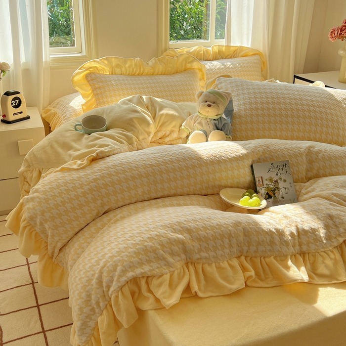 91家纺网 家纺一手货源 找家纺 轻奢坊 2025新款牛奶绒千鸟格烂花花边款四件套-场景二 樱花黄