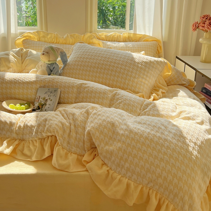 91家纺网 家纺一手货源 找家纺 轻奢坊 2025新款牛奶绒千鸟格烂花花边款四件套-场景二 樱花黄