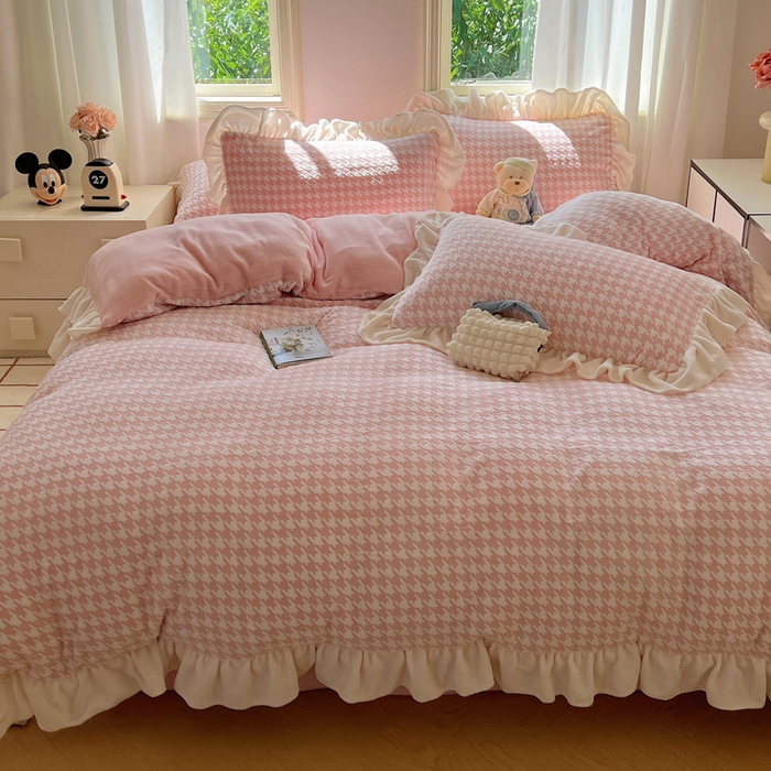 91家纺网 家纺一手货源 找家纺 （总）轻奢坊 2025新款牛奶绒千鸟格烂花花边款四件套-场景二