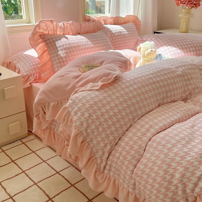 91家纺网 家纺一手货源 找家纺 轻奢坊 2025新款牛奶绒千鸟格烂花花边款四件套-场景二 樱花粉