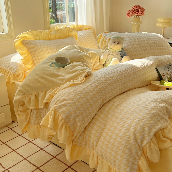 91家纺网 家纺一手货源 找家纺 轻奢坊 2025新款牛奶绒千鸟格烂花花边款四件套-场景二 樱花黄