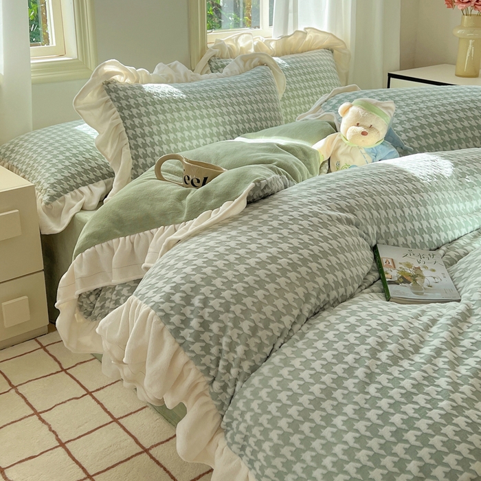 91家纺网 家纺一手货源 找家纺 轻奢坊 2025新款牛奶绒千鸟格烂花花边款四件套-场景二 奶酪绿