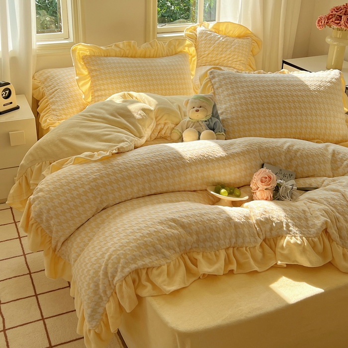 91家纺网 家纺一手货源 找家纺 轻奢坊 2025新款牛奶绒千鸟格烂花花边款四件套-场景二 樱花黄