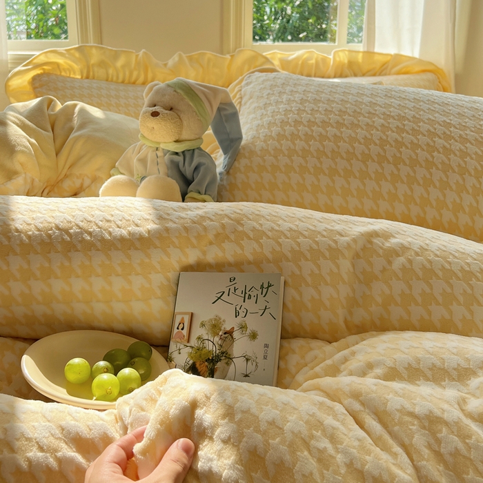 91家纺网 家纺一手货源 找家纺 轻奢坊 2025新款牛奶绒千鸟格烂花花边款四件套-场景二 樱花黄