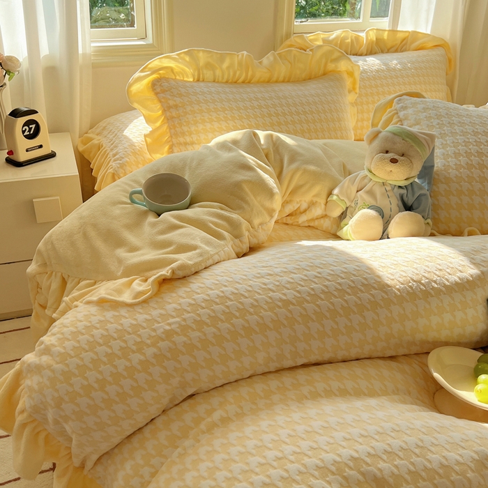 91家纺网 家纺一手货源 找家纺 轻奢坊 2025新款牛奶绒千鸟格烂花花边款四件套-场景二 樱花黄