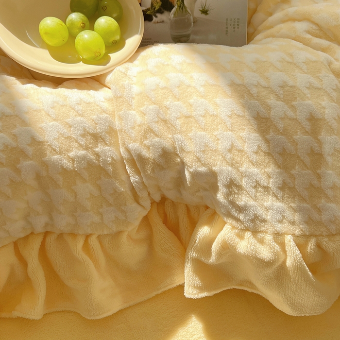 91家纺网 家纺一手货源 找家纺 轻奢坊 2025新款牛奶绒千鸟格烂花花边款四件套-场景二 樱花黄