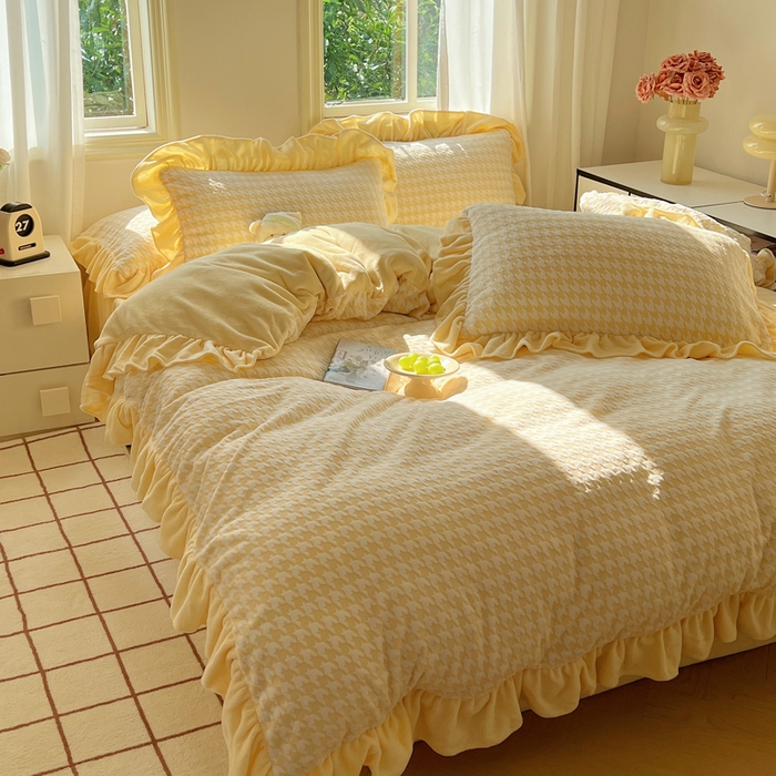 91家纺网 家纺一手货源 找家纺 轻奢坊 2025新款牛奶绒千鸟格烂花花边款四件套-场景二 樱花黄