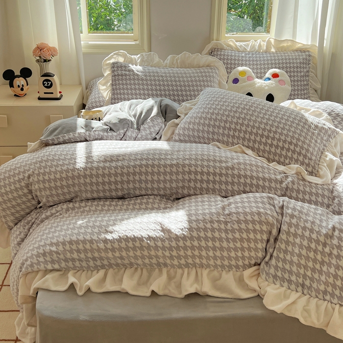 91家纺网 家纺一手货源 找家纺 轻奢坊 2025新款牛奶绒千鸟格烂花花边款四件套-场景二 奶酪灰