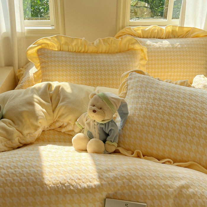 91家纺网 家纺一手货源 找家纺 轻奢坊 2025新款牛奶绒千鸟格烂花花边款四件套-场景二 樱花黄