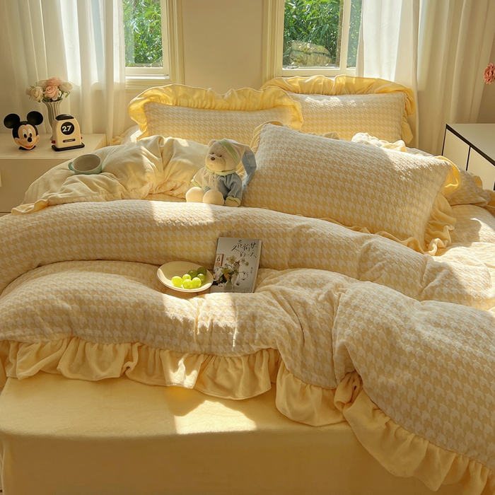 91家纺网 家纺一手货源 找家纺 轻奢坊 2025新款牛奶绒千鸟格烂花花边款四件套-场景二 樱花黄