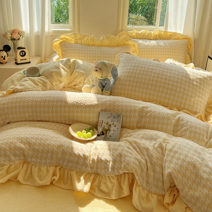 91家纺网 家纺一手货源 找家纺 轻奢坊 2025新款牛奶绒千鸟格烂花花边款四件套-场景二 樱花黄