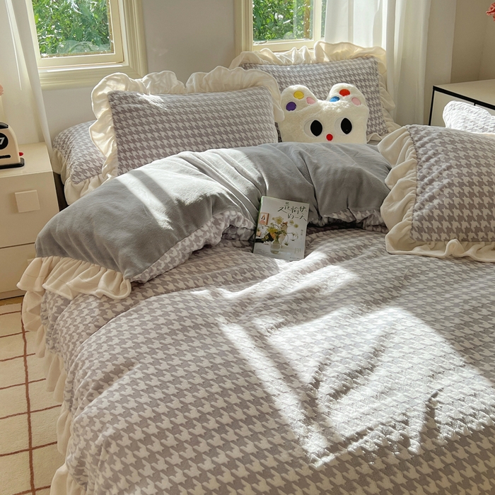 91家纺网 家纺一手货源 找家纺 轻奢坊 2025新款牛奶绒千鸟格烂花花边款四件套-场景二 奶酪灰