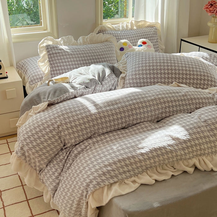 91家纺网 家纺一手货源 找家纺 轻奢坊 2025新款牛奶绒千鸟格烂花花边款四件套-场景二 奶酪灰