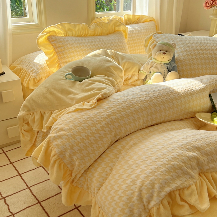 轻奢坊 2025新款牛奶绒千鸟格烂花花边款四件套-场景二 樱花黄