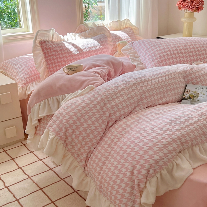 （总）轻奢坊 2025新款牛奶绒千鸟格烂花花边款四件套-场景二