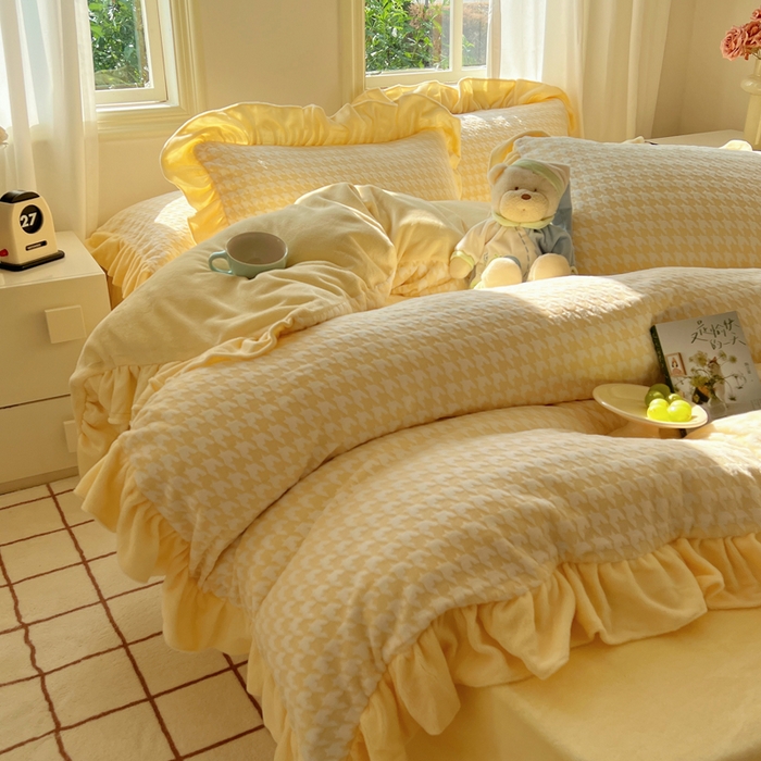 91家纺网 家纺一手货源 找家纺 轻奢坊 2025新款牛奶绒千鸟格烂花花边款四件套-场景二 樱花黄