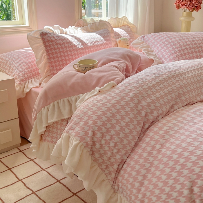 91家纺网 家纺一手货源 找家纺 （总）轻奢坊 2025新款牛奶绒千鸟格烂花花边款四件套-场景二