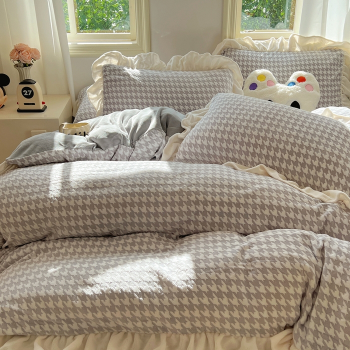 91家纺网 家纺一手货源 找家纺 轻奢坊 2025新款牛奶绒千鸟格烂花花边款四件套-场景二 奶酪灰