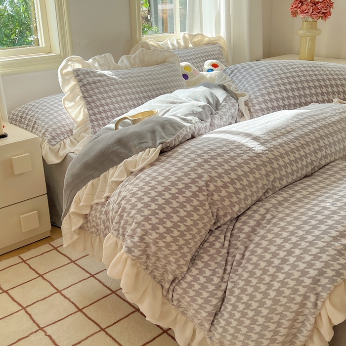 91家纺网 家纺一手货源 找家纺 轻奢坊 2025新款牛奶绒千鸟格烂花花边款四件套-场景二 奶酪灰