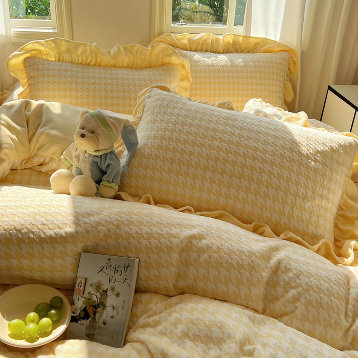 91家纺网 家纺一手货源 找家纺 轻奢坊 2025新款牛奶绒千鸟格烂花花边款四件套-场景二 樱花黄