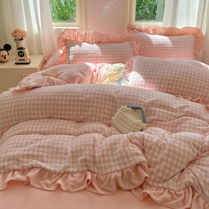 91家纺网 家纺一手货源 找家纺 轻奢坊 2025新款牛奶绒千鸟格烂花花边款四件套-场景二 樱花粉