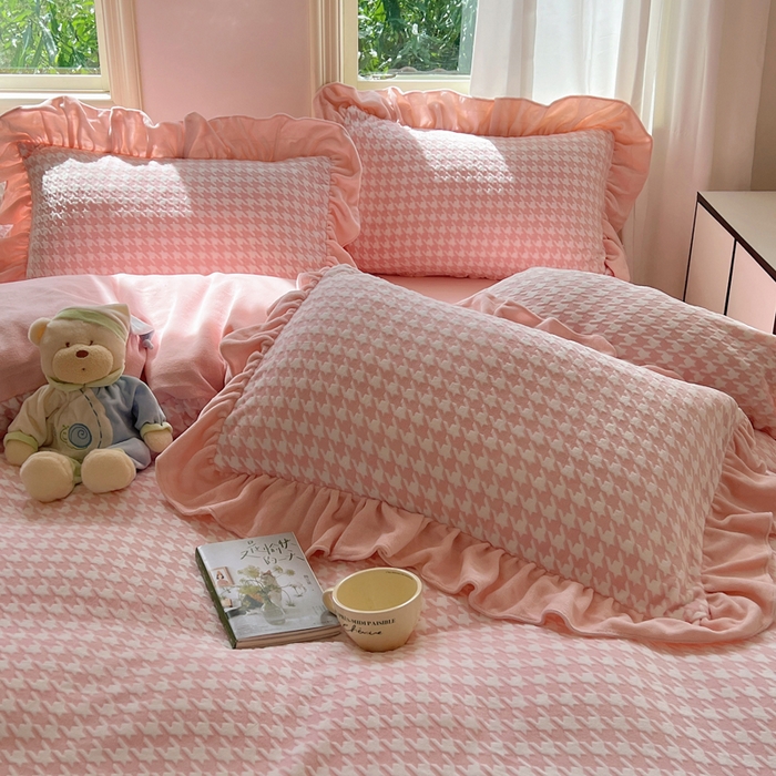 91家纺网 家纺一手货源 找家纺 轻奢坊 2025新款牛奶绒千鸟格烂花花边款四件套-场景二 樱花粉