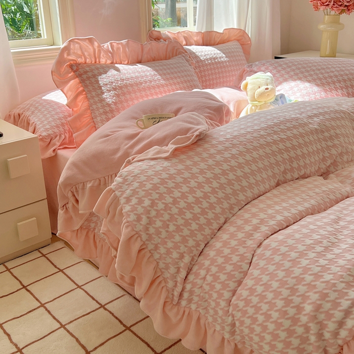 91家纺网 家纺一手货源 找家纺 轻奢坊 2025新款牛奶绒千鸟格烂花花边款四件套-场景二 樱花粉