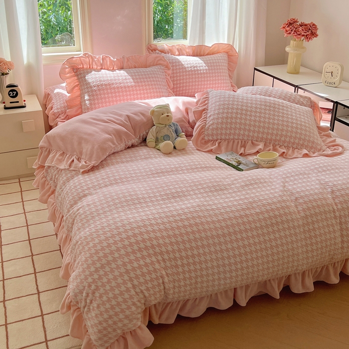 91家纺网 家纺一手货源 找家纺 轻奢坊 2025新款牛奶绒千鸟格烂花花边款四件套-场景二 樱花粉