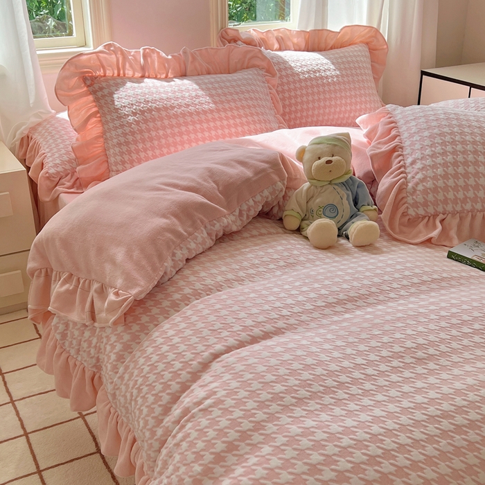 91家纺网 家纺一手货源 找家纺 轻奢坊 2025新款牛奶绒千鸟格烂花花边款四件套-场景二 樱花粉