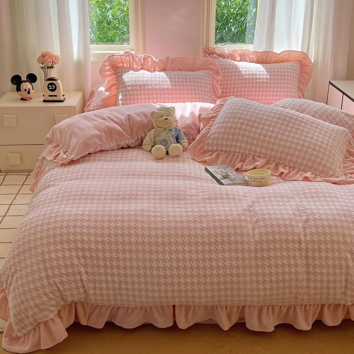 91家纺网 家纺一手货源 找家纺 轻奢坊 2025新款牛奶绒千鸟格烂花花边款四件套-场景二 樱花粉