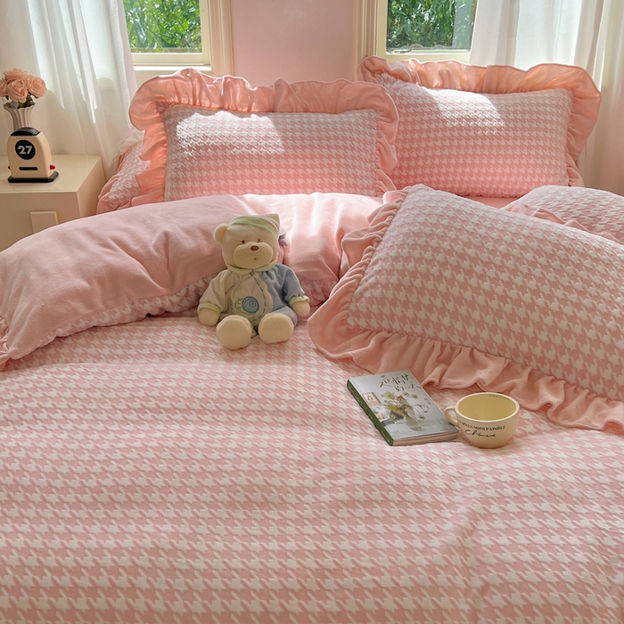 91家纺网 家纺一手货源 找家纺 轻奢坊 2025新款牛奶绒千鸟格烂花花边款四件套-场景二 樱花粉