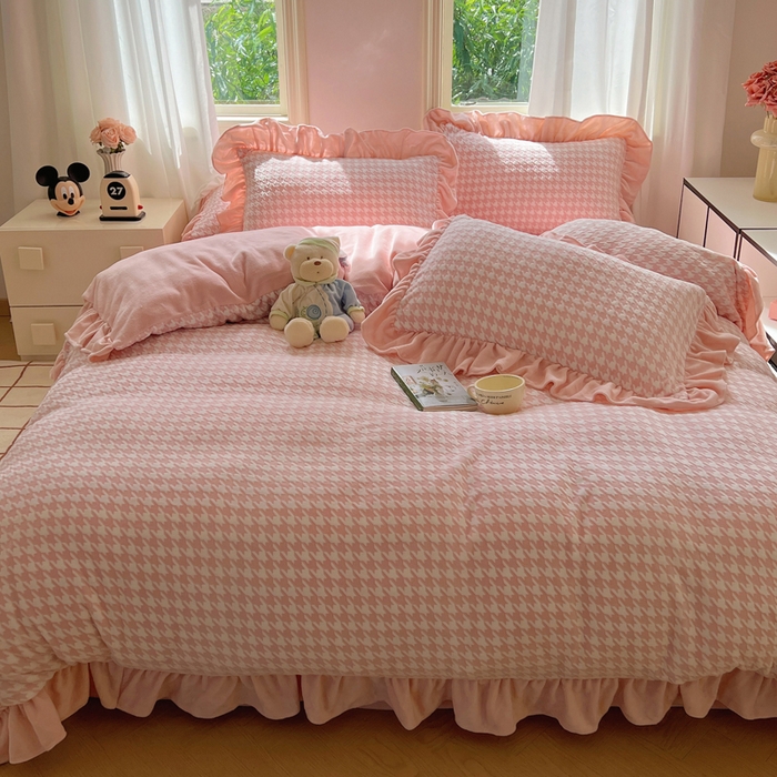 91家纺网 家纺一手货源 找家纺 轻奢坊 2025新款牛奶绒千鸟格烂花花边款四件套-场景二 樱花粉