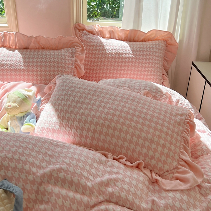 91家纺网 家纺一手货源 找家纺 轻奢坊 2025新款牛奶绒千鸟格烂花花边款四件套-场景二 樱花粉