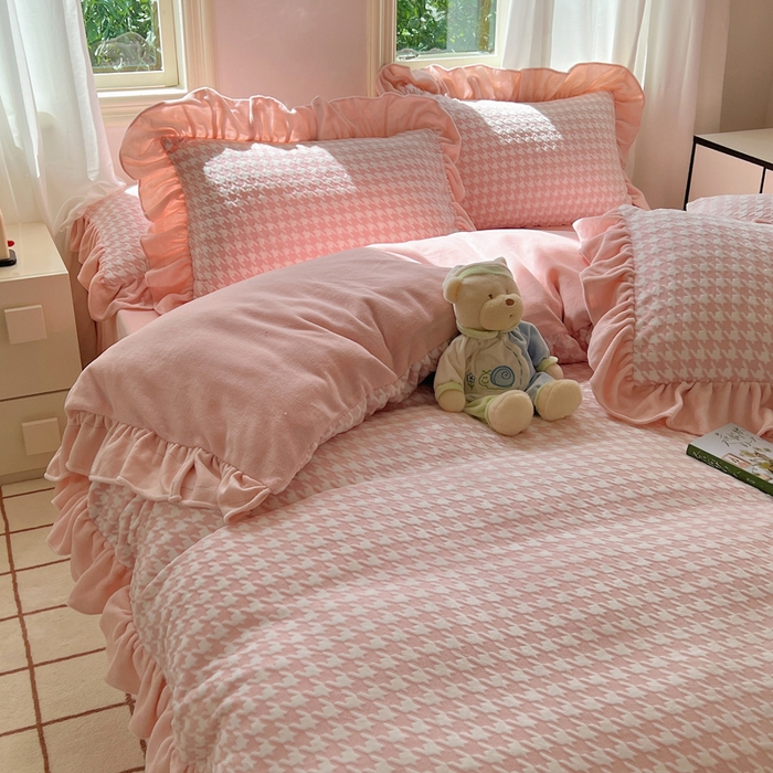 91家纺网 家纺一手货源 找家纺 轻奢坊 2025新款牛奶绒千鸟格烂花花边款四件套-场景二 樱花粉