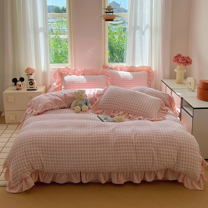 91家纺网 家纺一手货源 找家纺 轻奢坊 2025新款牛奶绒千鸟格烂花花边款四件套-场景二 樱花粉