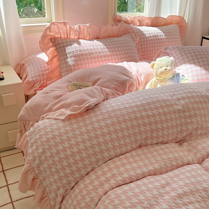 91家纺网 家纺一手货源 找家纺 轻奢坊 2025新款牛奶绒千鸟格烂花花边款四件套-场景二 樱花粉