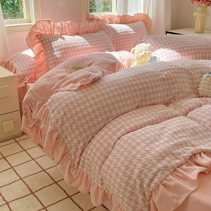 91家纺网 家纺一手货源 找家纺 轻奢坊 2025新款牛奶绒千鸟格烂花花边款四件套-场景二 樱花粉