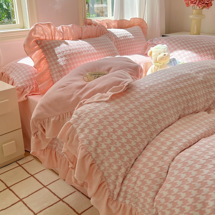 91家纺网 家纺一手货源 找家纺 轻奢坊 2025新款牛奶绒千鸟格烂花花边款四件套-场景二 樱花粉