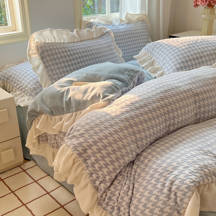 91家纺网 家纺一手货源 找家纺 （总）轻奢坊 2025新款牛奶绒千鸟格烂花花边款四件套-场景二