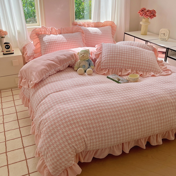 91家纺网 家纺一手货源 找家纺 轻奢坊 2025新款牛奶绒千鸟格烂花花边款四件套-场景二 樱花粉