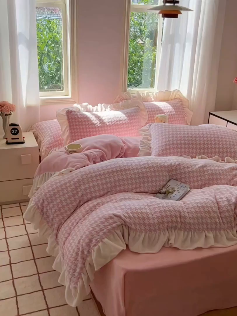 91家纺网 家纺一手货源 找家纺 （总）轻奢坊 2025新款牛奶绒千鸟格烂花花边款四件套-场景二