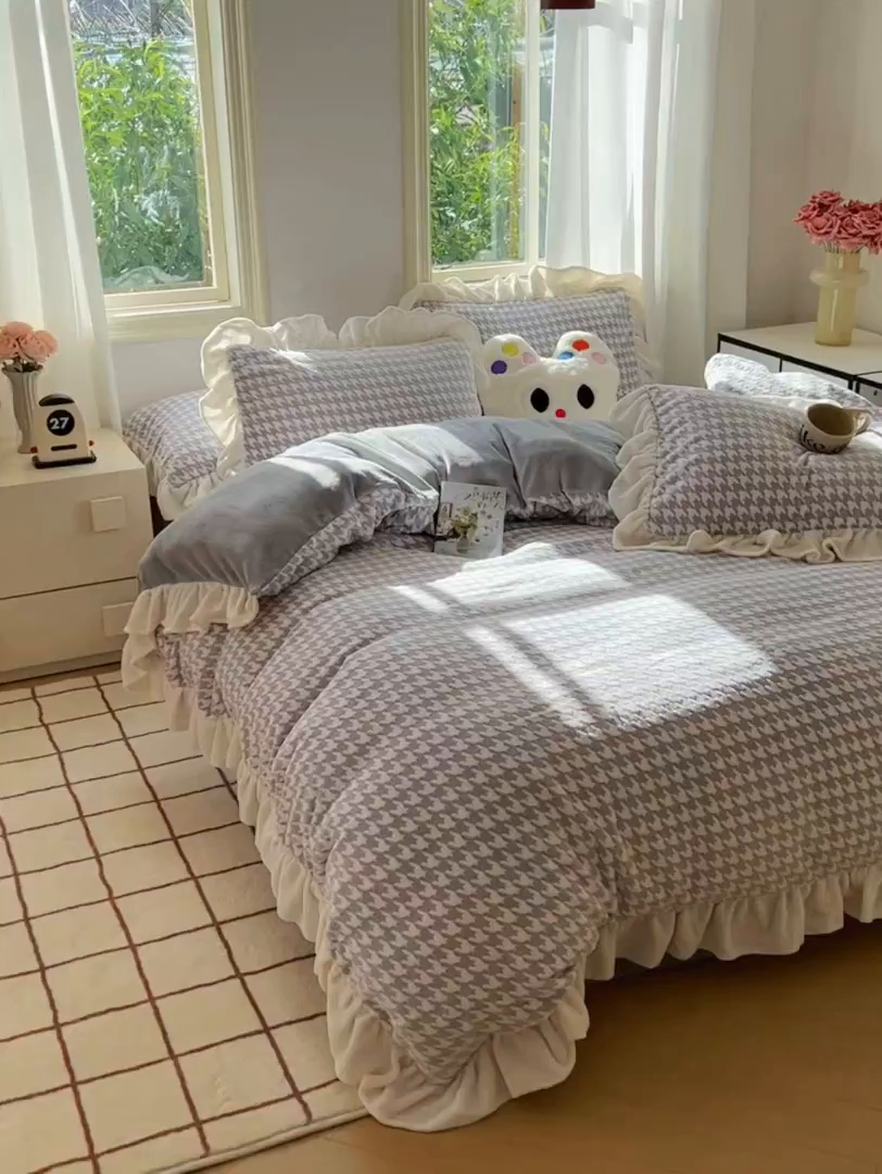 91家纺网 家纺一手货源 找家纺 轻奢坊 2025新款牛奶绒千鸟格烂花花边款四件套-场景二 奶酪灰