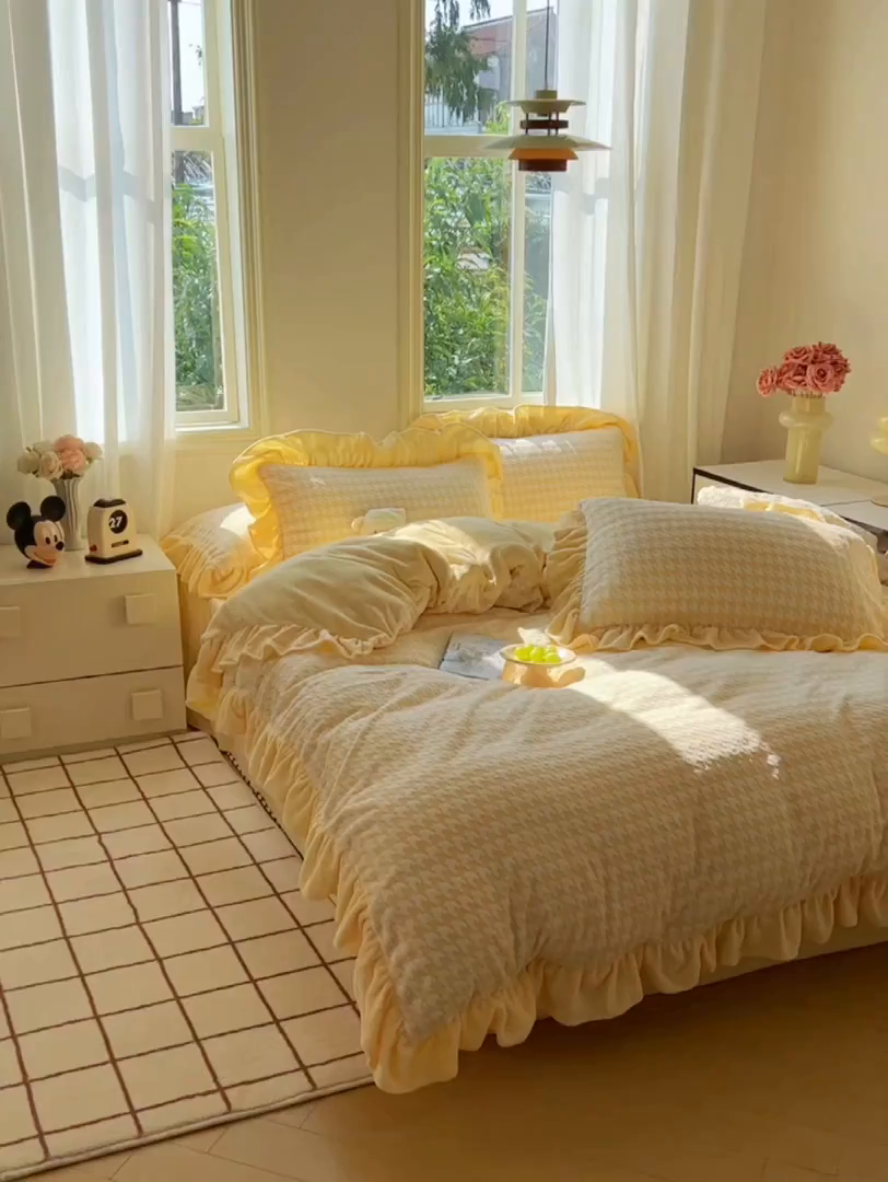 91家纺网 家纺一手货源 找家纺 轻奢坊 2025新款牛奶绒千鸟格烂花花边款四件套-场景二 樱花黄